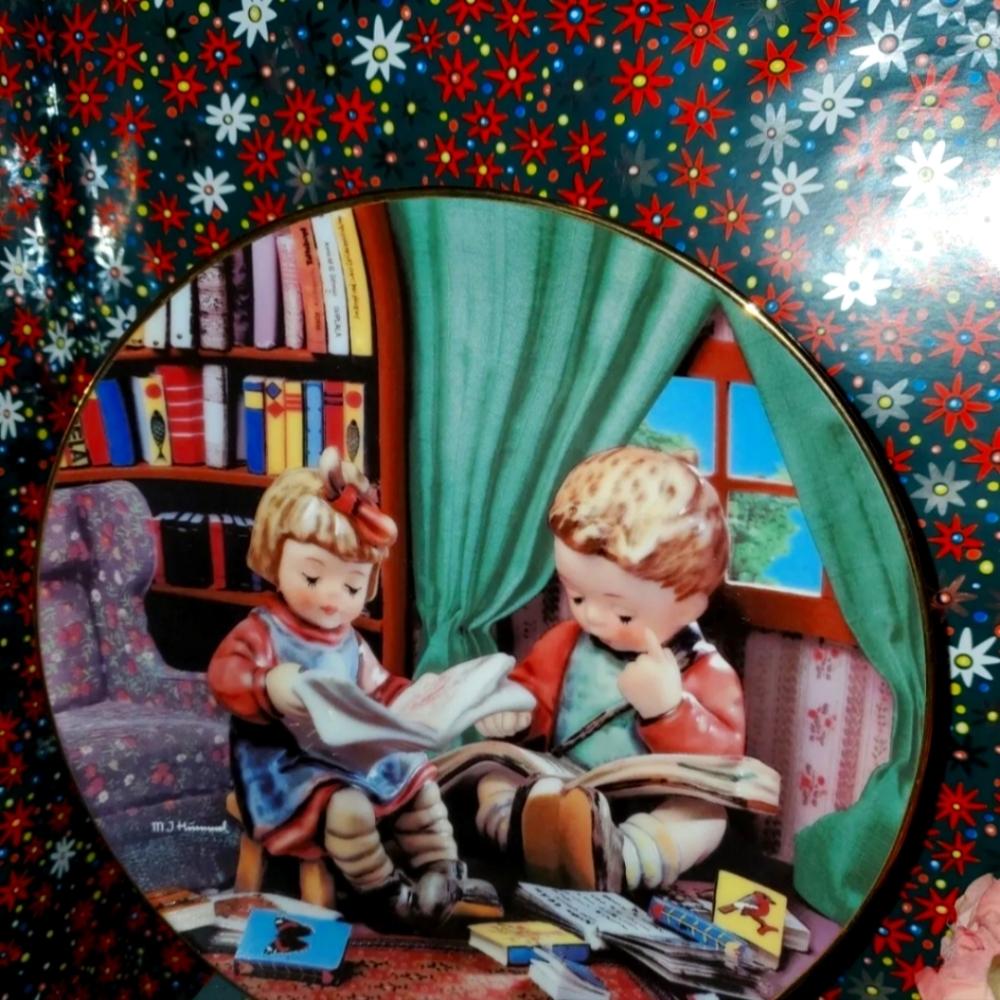 M.J. Hummel Little Budding Schola Danbury Collectible Plate 8''MC6048 Porcelain